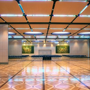 Leather-faced movable wall by Anaunia in a boardroom