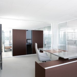 Office partition walls www.60 by Archiutti with integrated shelves