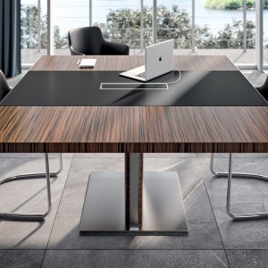 Optional veneered skirt of the X10 desk