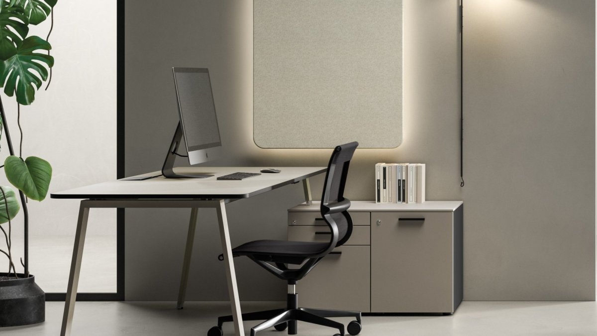 Office desk height in India: 740 mm, a European standard and the floor your feet must reach
