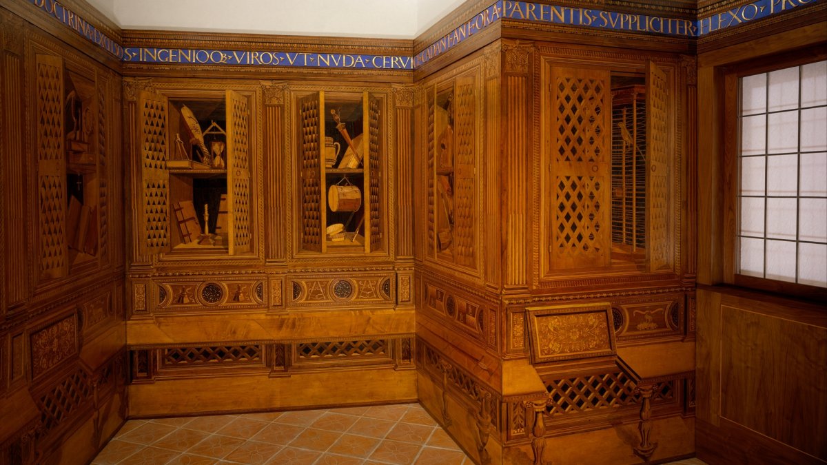 India exports office furniture; Italy is asked for the director table