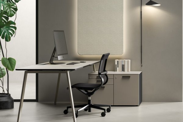 Office desk height in India: 740 mm, a European standard and the floor your feet must reach