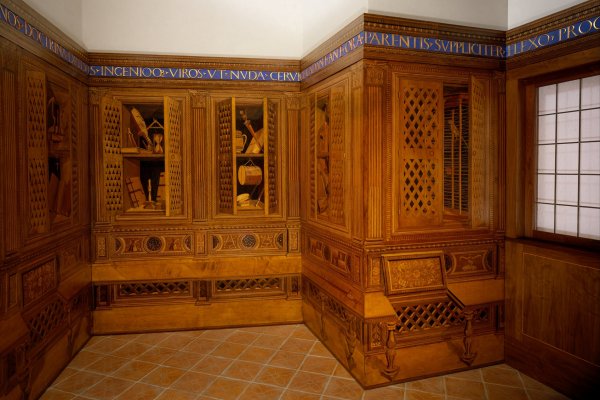 India exports office furniture; Italy is asked for the director table