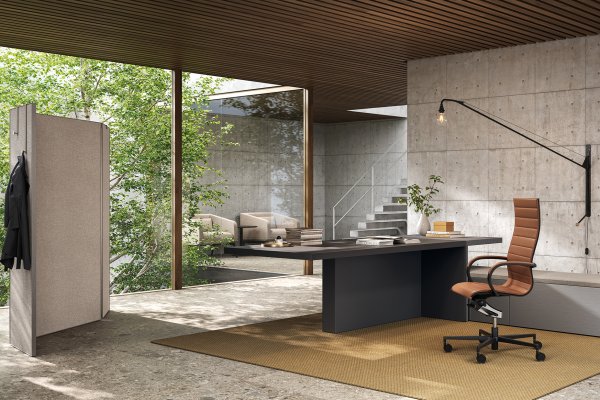 Executive desks for the corner cabin: choosing among four Italian families