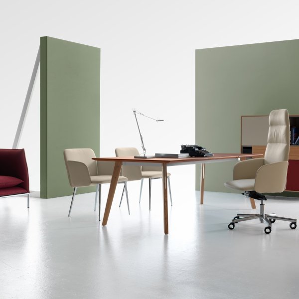 Large office floor with Quinti operative and meeting seating