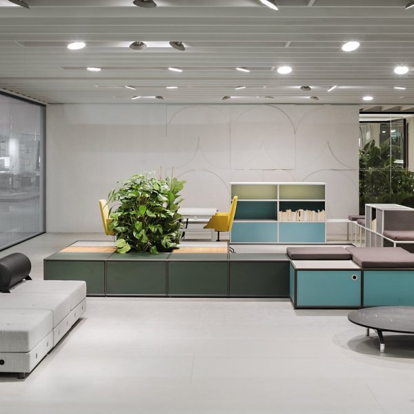 Large office with a tool-free Tecno Clavis system across the floor